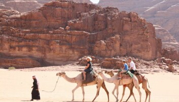 RED I ØRKENEN: Da Christine Fossen fikk besøk av ektemannen Arvid og sønnen Eivind i 2013, tok hun dem med seg til ørkenen Wadi Rum i Jordan.