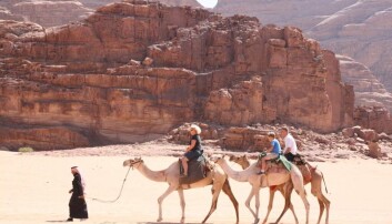 RED I ØRKENEN: Da Christine Fossen fikk besøk av ektemannen Arvid og sønnen Eivind i 2013, tok hun dem med seg til ørkenen Wadi Rum i Jordan. RED I ØRKENEN: Da Christine Fossen fikk besøk av ektemannen Arvid og sønnen Eivind i 2013, tok hun dem med seg til ørkenen Wadi Rum i Jordan.