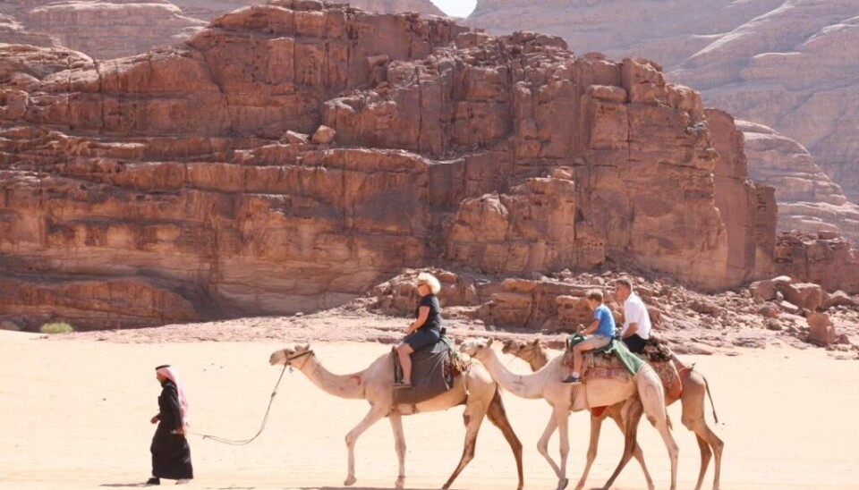RED I ØRKENEN: Da Christine Fossen fikk besøk av ektemannen Arvid og sønnen Eivind i 2013, tok hun dem med seg til ørkenen Wadi Rum i Jordan.