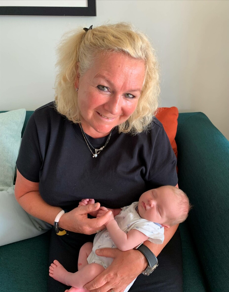 NYBAKT BESTEMOR MED BRYSTKREFT: Samme dag som dette bildet ble tatt, fikk Christine Fossen vite at hun hadde fått kreft. Da var det godt å ha barnebarnet nært.