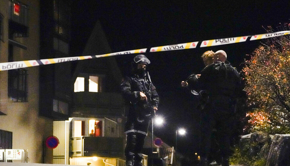 MASSEMØNSTRING: 22 patruljer deltok under PLIVO-hendelsen på Kongsberg. Her holder politistyrker vakt i etterkant.