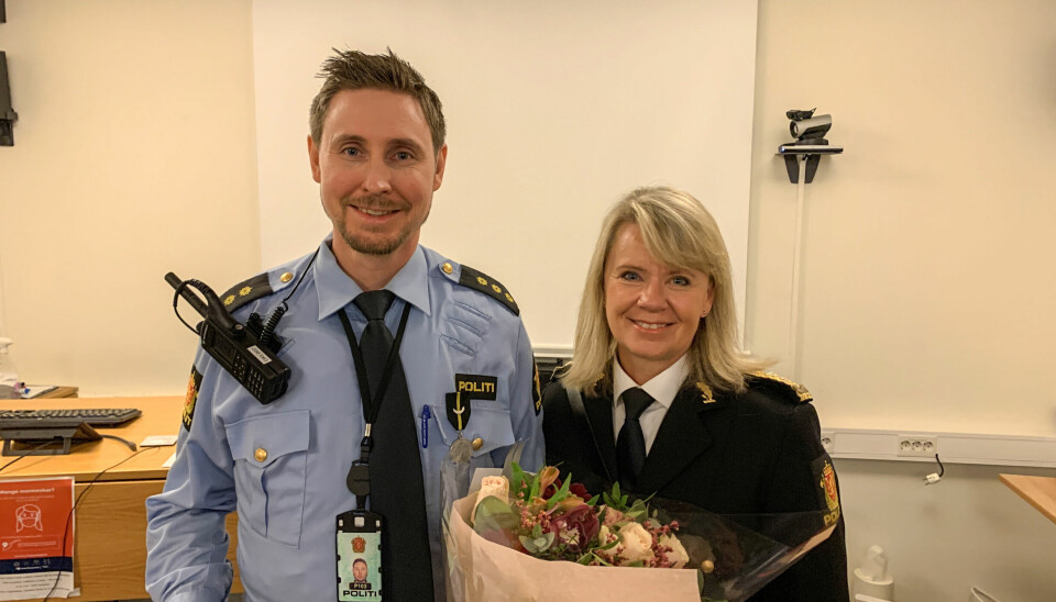 Politibetjent David Kjellsen Lier mottok den høythengende politimedaljen med laurbærgren, som ble delt ut av politimester Ida Melbo Øystese.