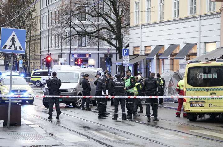 En mann ble skutt av politiet på Bislett i Oslo, etter at han hadde løpt etter en kvinne med kniv og angrepet politiet.