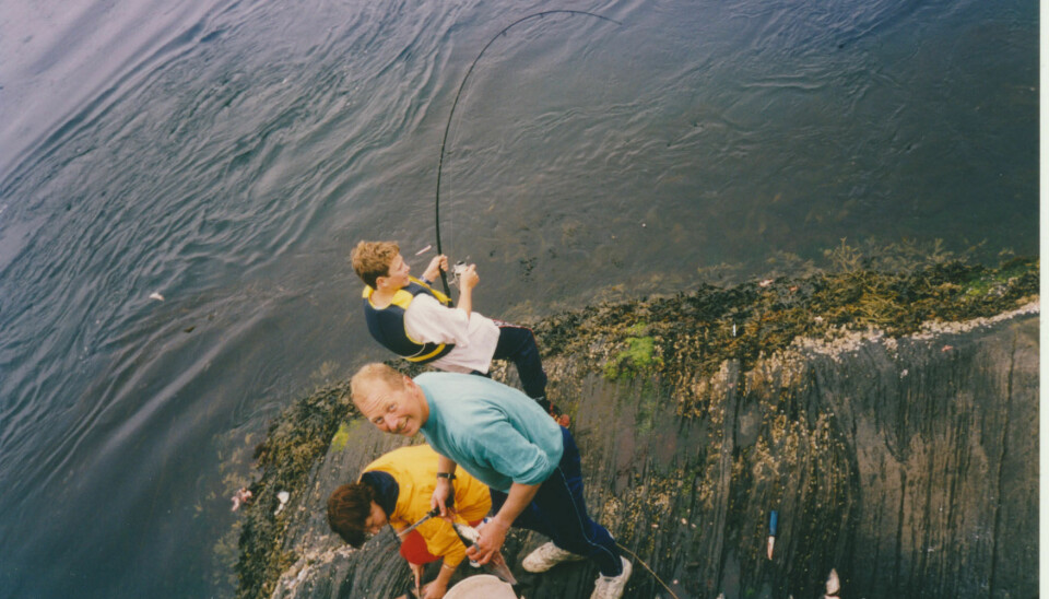 FISKELYKKE: Geir Valaker fisker i Saltstraumen sammen med samboeren Bente og sønnen Andreas i 1998. Sønnens redningsvest var festet i et tre cirka 30 meter unna, i tilfelle han skulle finne på å ramle ned i det som regnes som en av verdens sterkeste tidevannsstrømmer.