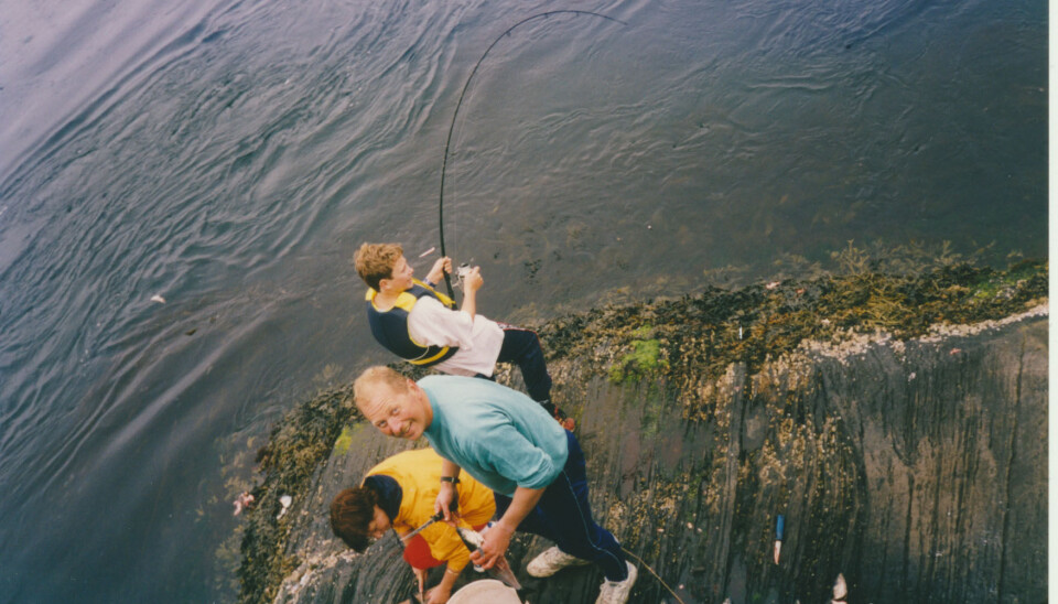 FISKELYKKE: Geir Valaker fisker i Saltstraumen sammen med samboeren Bente og sønnen Andreas i 1998. Sønnens redningsvest var festet i et tre cirka 30 meter unna, i tilfelle han skulle finne på å ramle ned i det som regnes som en av verdens sterkeste tidevannsstrømmer. FISKELYKKE: Geir Valaker fisker i Saltstraumen sammen med samboeren Bente og sønnen Andreas i 1998. Sønnens redningsvest var festet i et tre cirka 30 meter unna, i tilfelle han skulle finne på å ramle ned i det som regnes som en av verdens sterkeste tidevannsstrømmer.