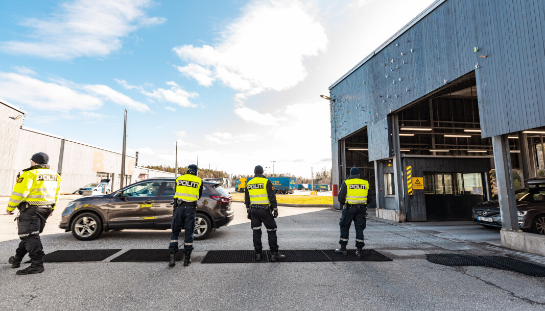 Politifolk på grensa på Svinesund, for å kontrollere innreisende til landet. Politifolk på grensa på Svinesund, for å kontrollere innreisende til landet.