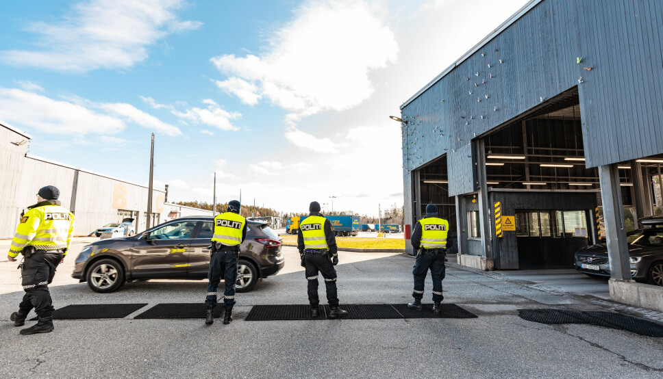 Politifolk på grensa på Svinesund, for å kontrollere innreisende til landet.