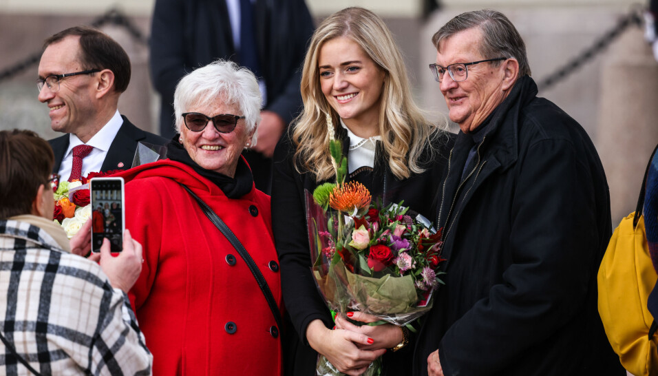 FAMILIEBILDE: Her er Emilie Enger Mehl på slottsplassen med besteforeldrene sine, etter at hun ble utnvent som landets nye justisminister.
