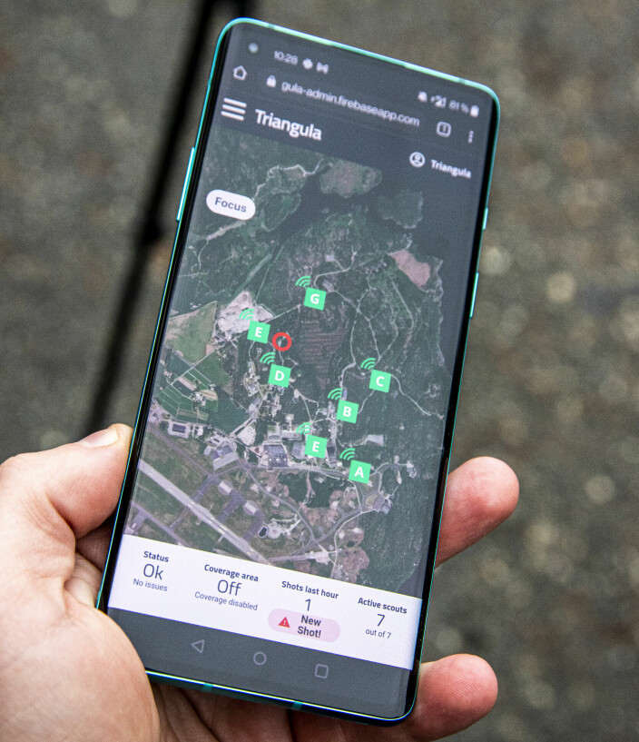 BLINKSKUDD: Få sekunder etter at skuddet har blitt avfyrt, markeres det med en rød sirkel på kartet. De grønne firkantene viser hvor sensorene - helt ordinære mobiltelefoner - er utplassert på området.