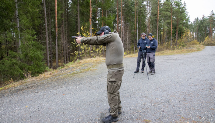 LIVESENDING: Skytteren blir filmet, og videoen overført live til offisersmessa, der en rekke representanter fra blant annet Forsvaret, politiet og Forsvarsdepartementet følger med. LIVESENDING: Skytteren blir filmet, og videoen overført live til offisersmessa, der en rekke representanter fra blant annet Forsvaret, politiet og Forsvarsdepartementet følger med.