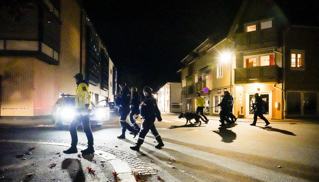 Politiet undersøker i Kongsberg sentrum, etter at en mann skjøt med pil og bue og brukte stikkvåpen. Fem mennesker ble drept og flere ble såret.