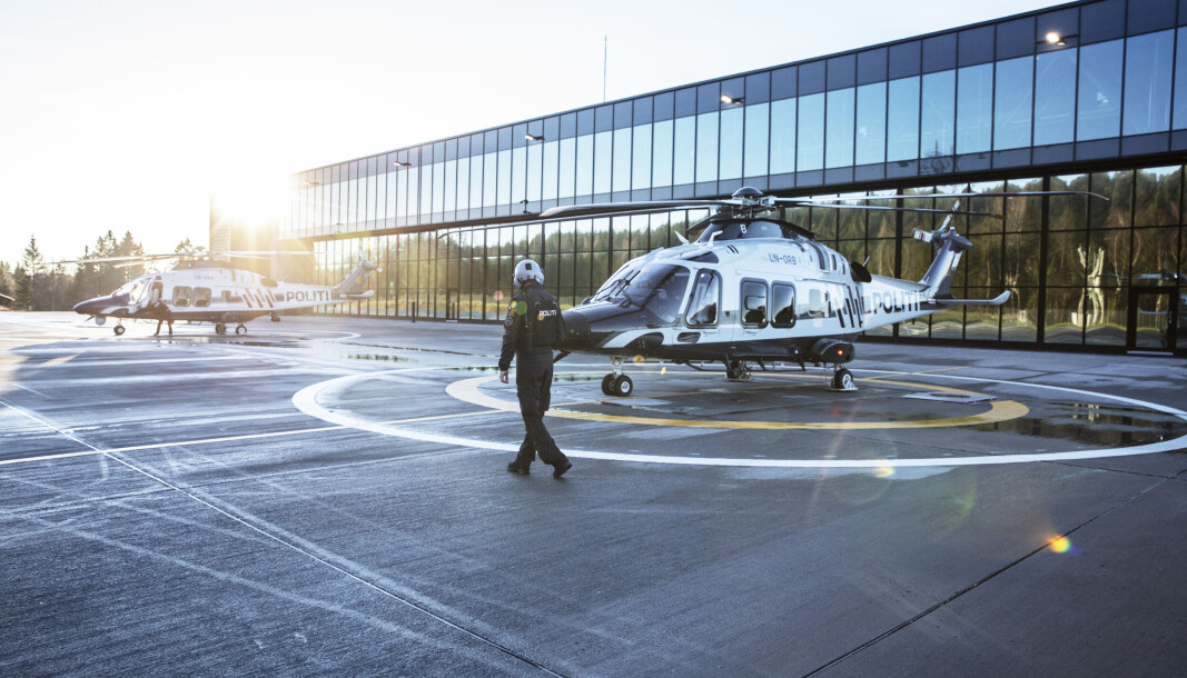 Bildet viser politihelikoptre ved Beredskapssenteret. Bildet viser politihelikoptre ved Beredskapssenteret.