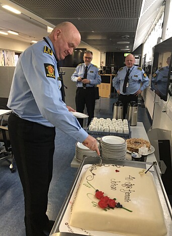 LANG OG TRO TJENESTE: Etter 40 år i tjenesten, ble Johan Fredriksen hedret med kake. Tidligere Oslo-politimester Hans Sverre Sjøvold står i bakgrunn.