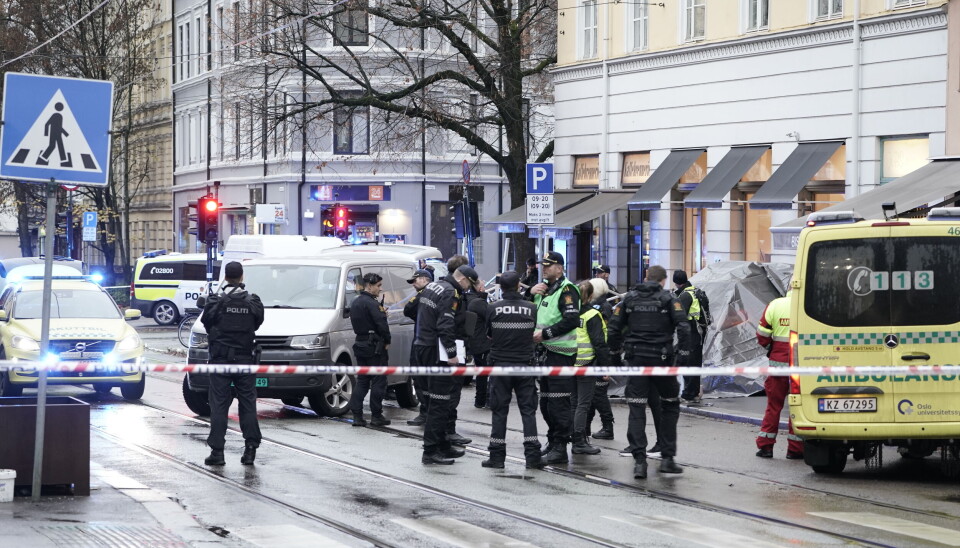 Gjerningspersonen som løp etter folk med kniv på Bislett, ble skutt og drept av politiet. Gjerningspersonen som løp etter folk med kniv på Bislett, ble skutt og drept av politiet.