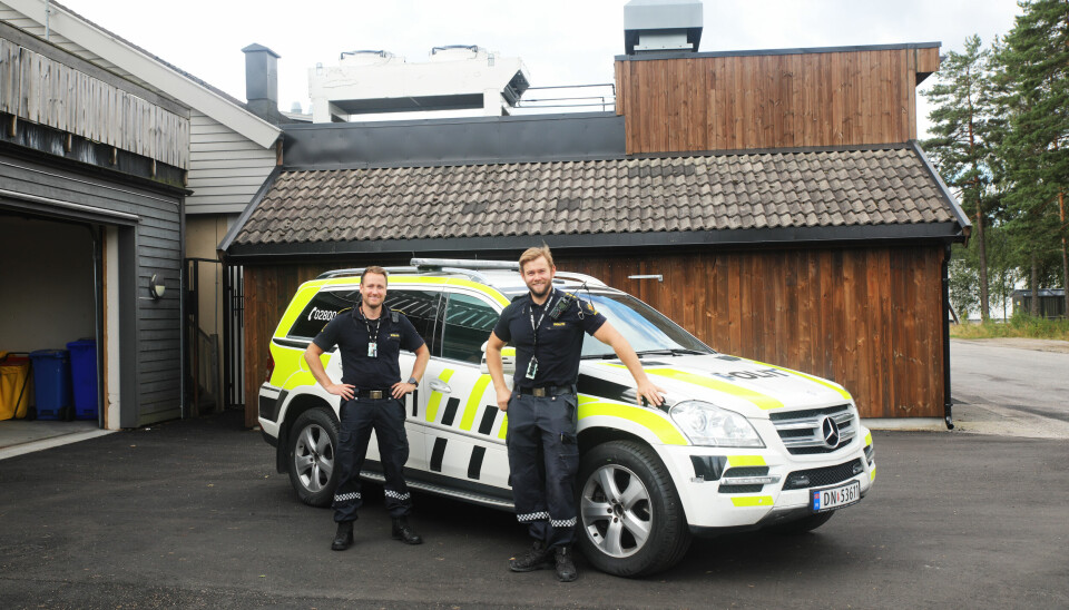 NÆRPOLITI: Politioverbetjent Øyvind og politibetjent Kristian, som begge jobber ved Bygland, Evje og Hornnes politistasjon, har vokst opp i området og kjenner lokalmiljøet godt.