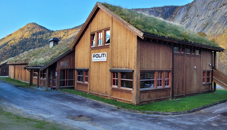 IDDYLISK: Politistasjonen i Valle er ikke som alle andre politistasjoner, med gress på taket.