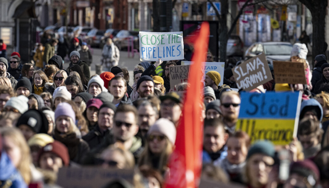 Rundt 1000 personer samlet seg søndag ettermiddag på Möllevångstorget i Malmö i Sverige for å demonstrere for at krigen i Ukraina måtte ta slutt. Rundt 1000 personer samlet seg søndag ettermiddag på Möllevångstorget i Malmö i Sverige for å demonstrere for at krigen i Ukraina måtte ta slutt.
