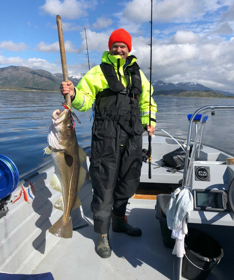 SKITT FISKE: Her har Sigve Bolstad tatt en torsk på syv kilo.