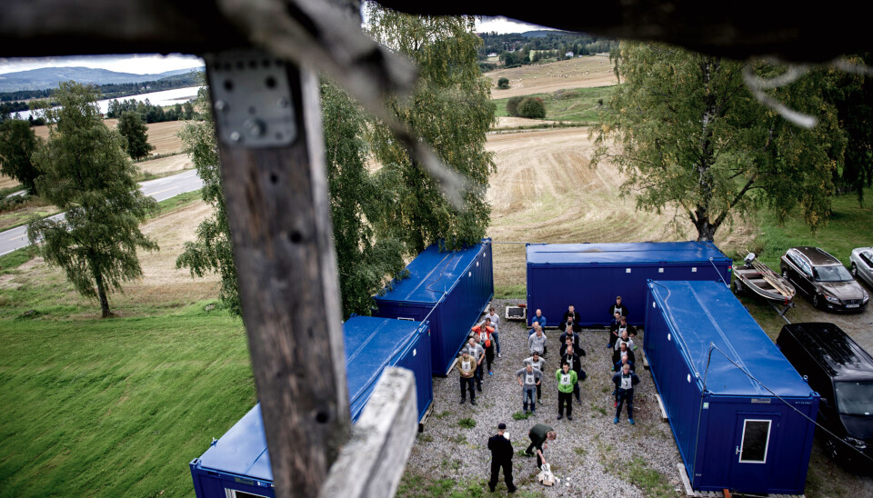 BRAKKEBY: De 25 kandidatene får utdelt startnumre på den første dagen av Beredskapstroppens grunnutdanning. De blå containerne er kandidatenes nye hjem. BRAKKEBY: De 25 kandidatene får utdelt startnumre på den første dagen av Beredskapstroppens grunnutdanning. De blå containerne er kandidatenes nye hjem.