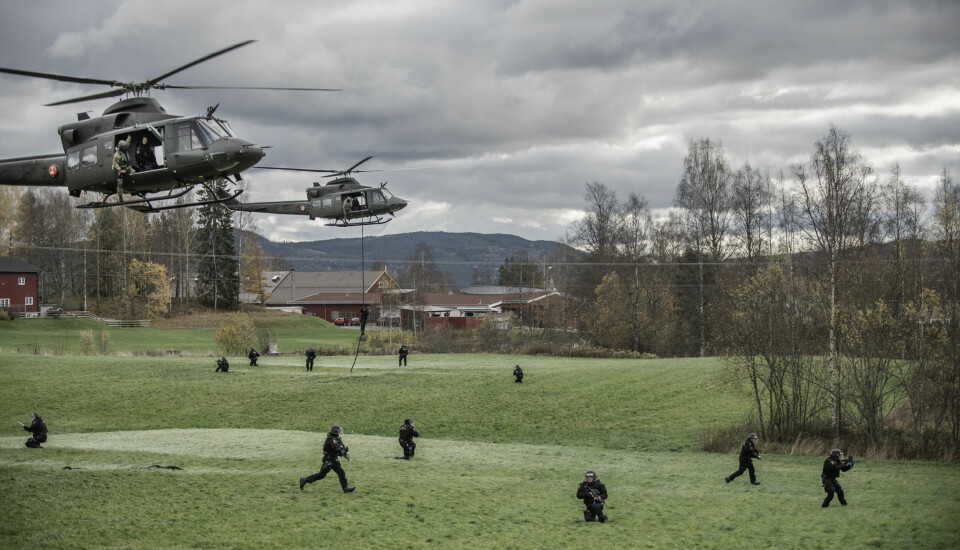 HØYTFLYVENDE: To Bell-helikoptre fra Forsvaret var leid inn til en av øvelsene på Politihøgskolen på Kongsvinger