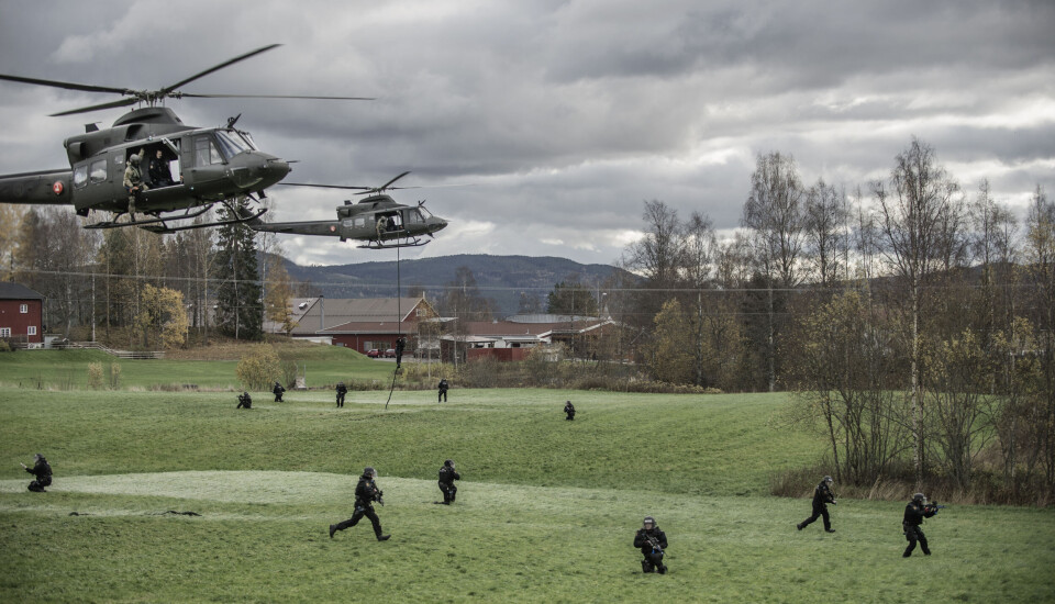 HØYTFLYVENDE: To Bell-helikoptre fra Forsvaret var leid inn til en av øvelsene på Politihøgskolen på Kongsvinger HØYTFLYVENDE: To Bell-helikoptre fra Forsvaret var leid inn til en av øvelsene på Politihøgskolen på Kongsvinger