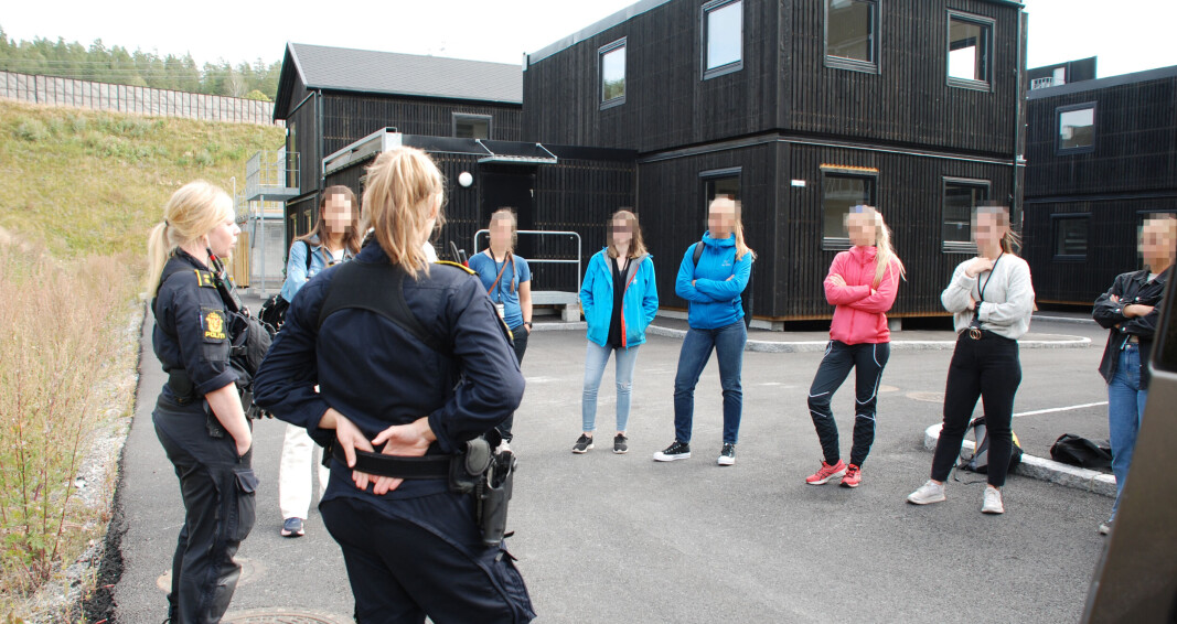 Sju av deltakerne på fagdagen møter representanter fra Krise- og gisselforhandlertjenesten (KGF). Sju av deltakerne på fagdagen møter representanter fra Krise- og gisselforhandlertjenesten (KGF).