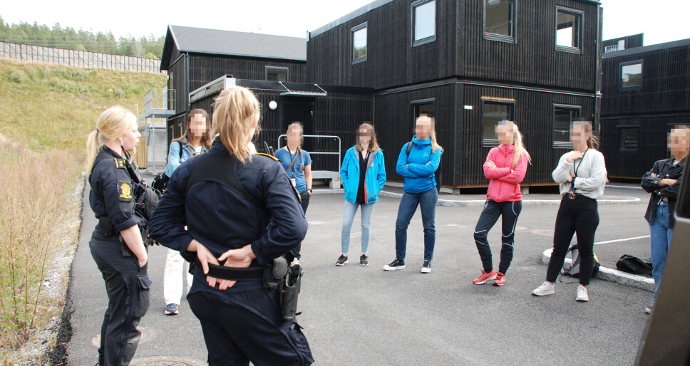 Sju av deltakerne på fagdagen møter representanter fra Krise- og gisselforhandlertjenesten (KGF).