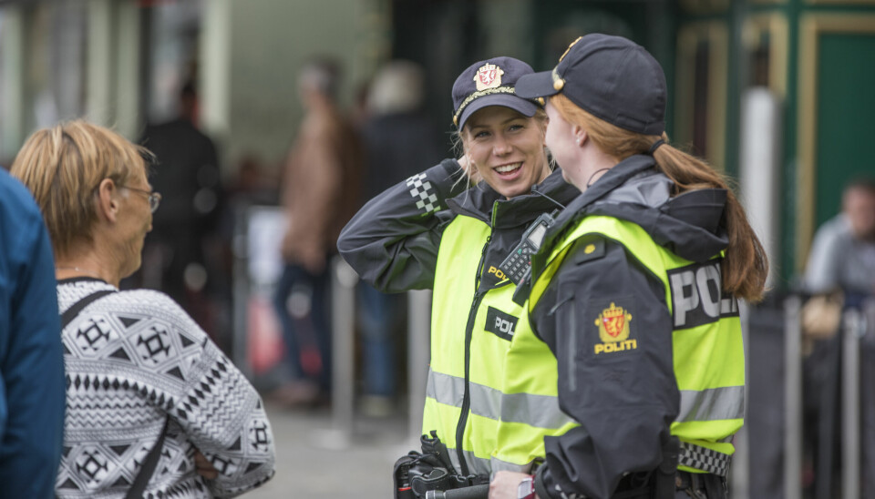 To polititjenestekvinner under sykkel-VM i Bergen.