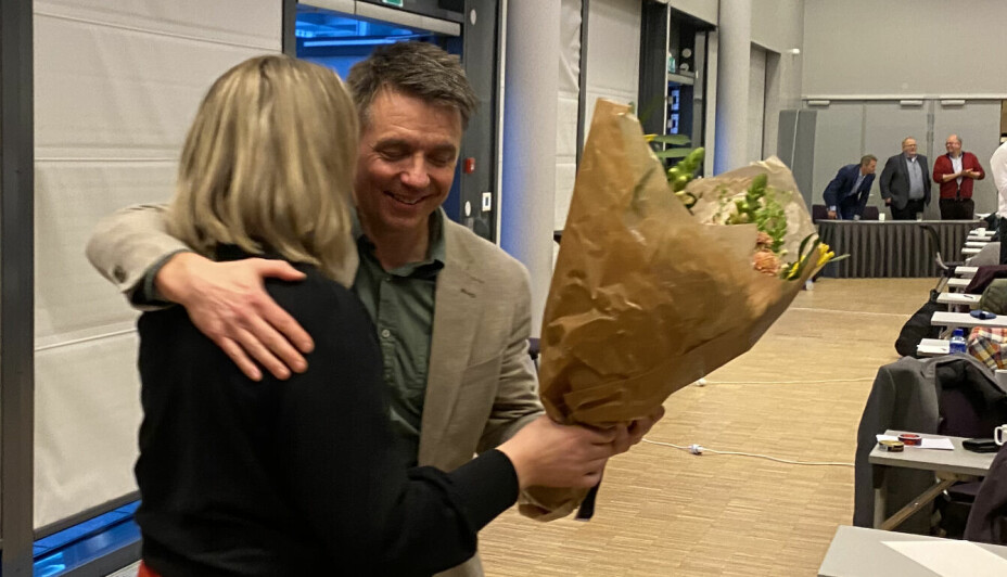 Marius Bækkevar mottar blomster fra Unn Alma Skatvold, leder av Politiets Fellesforbund.