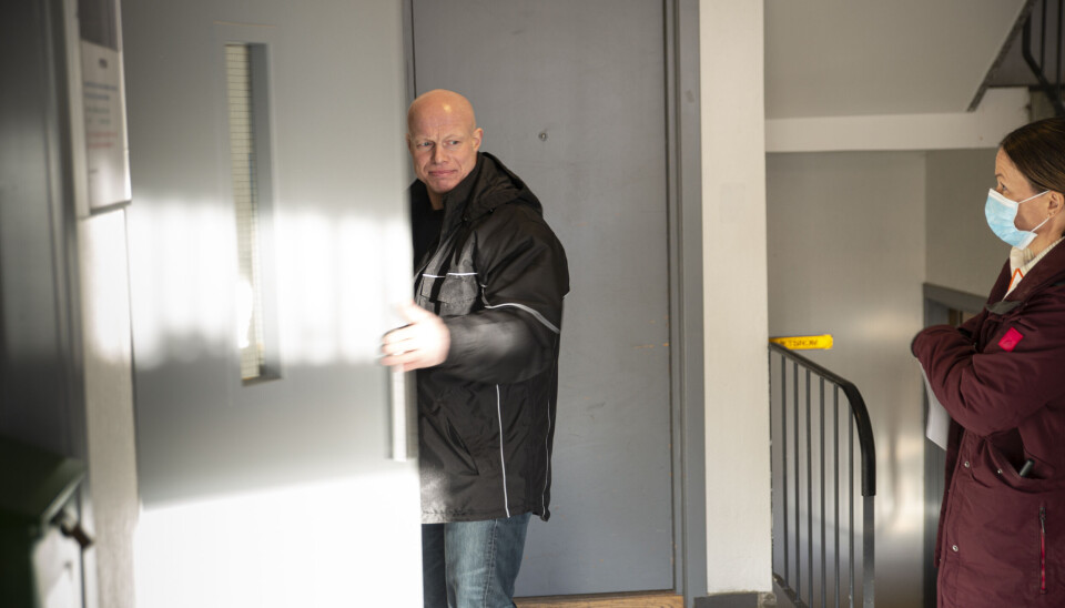 PÅ OPPDRAG: Namsfullmektigene Espen Formoe og Anne Lene Lund Johansen er på vei til en tvangsfullbyrdelse i en boligblokk et sted i Drammens-området. PÅ OPPDRAG: Namsfullmektigene Espen Formoe og Anne Lene Lund Johansen er på vei til en tvangsfullbyrdelse i en boligblokk et sted i Drammens-området.