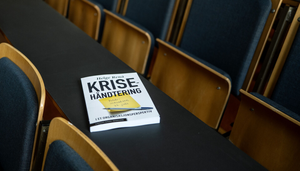 BORDET FANGER: - Manglende forventning på beredskapsområdet, kombinert med mange forventninger og detaljerte mål på andre områder, la føringer for hvordan politimestrene prioriterte. Da er det lett at de områdene de må rapportere detaljert på, blir prioritert, men at dette går på bekostning av andre områder, sier Helge Renå.