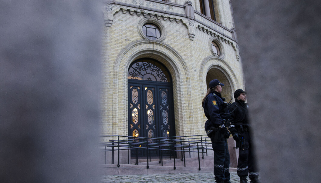 MÅLSKIVE: Politiet skal i utgangspunktet opprettholde sin sivile status under en væpnet konflikt. Men hva skjer hvis politiet bevokter et objekt som for fienden er et lovlig mål? Hvilke av regjeringens medlemmer er lovlig stridende? – Dette er uavklarte spørsmål, sier politiadvokat Kai Spurkland. MÅLSKIVE: Politiet skal i utgangspunktet opprettholde sin sivile status under en væpnet konflikt. Men hva skjer hvis politiet bevokter et objekt som for fienden er et lovlig mål? Hvilke av regjeringens medlemmer er lovlig stridende? – Dette er uavklarte spørsmål, sier politiadvokat Kai Spurkland.