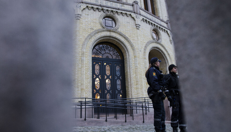 MÅLSKIVE: Politiet skal i utgangspunktet opprettholde sin sivile status under en væpnet konflikt. Men hva skjer hvis politiet bevokter et objekt som for fienden er et lovlig mål? Hvilke av regjeringens medlemmer er lovlig stridende? – Dette er uavklarte spørsmål, sier politiadvokat Kai Spurkland.