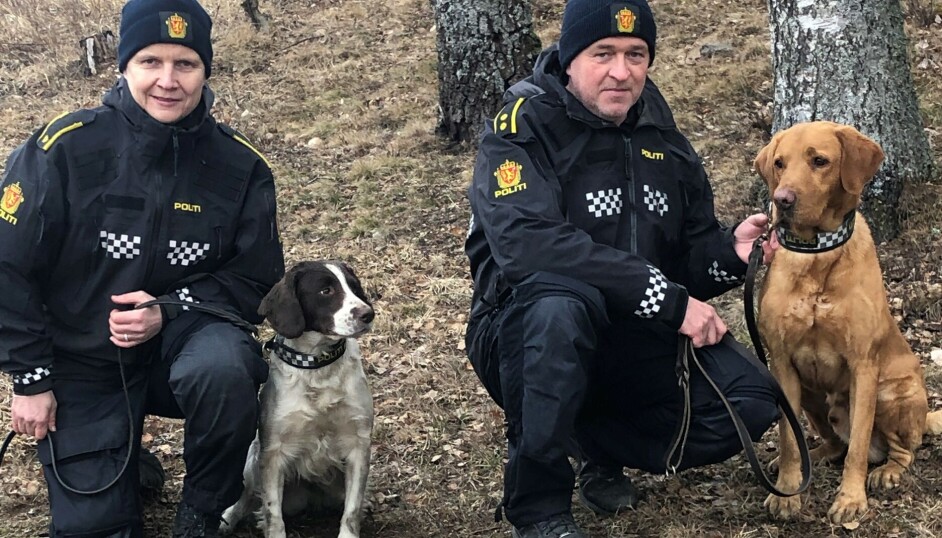 Hundefører Torill Borøchstein med springer spanielen Astro, og hundefører Leiv Kjetil Grimsrud med Monsen.