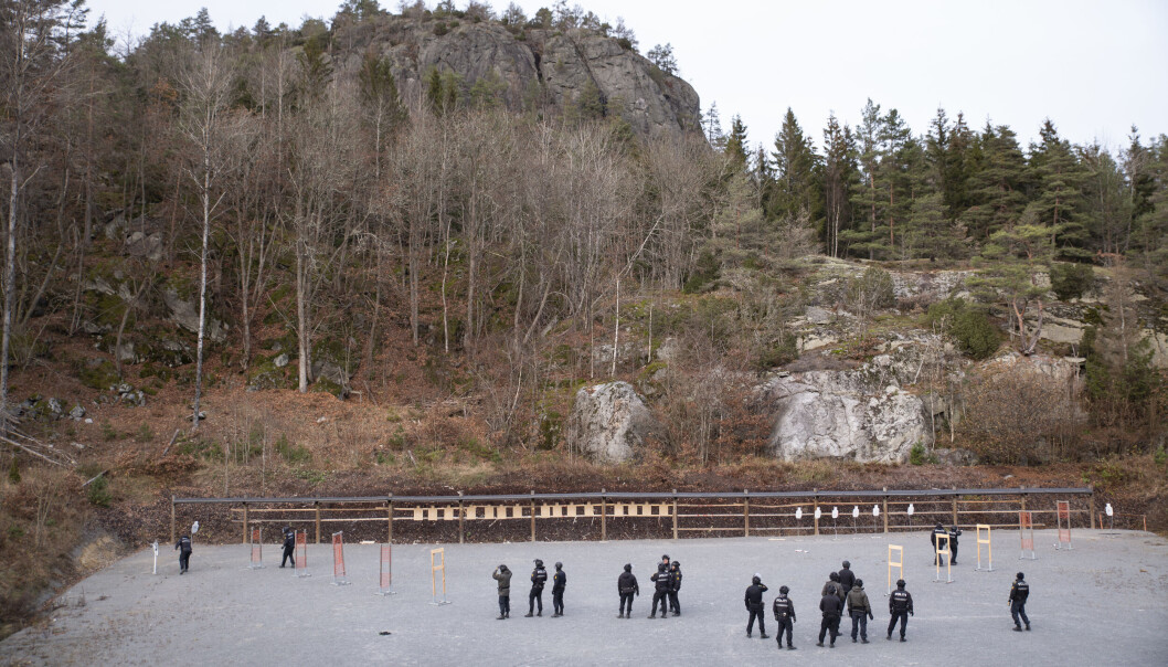 <span class=" font-weight-bold" data-lab-font_weight_desktop="font-weight-bold">TRENINGSSAK: </span>- For politiet er det viktig at vi har gode skyteferdigheter gjennom hele året, ikke bare den dagen det er godkjenningsskyting. Skyteferdigheter er noe som må trenes ofte for at man skal opprettholde et godt nok nivå, sier verneombud Halvar Johnsen ved ordensseksjonen i Sandefjord politistasjonsdistrikt. Bildet er tatt i en annen sammenheng. <span class=" font-weight-bold" data-lab-font_weight_desktop="font-weight-bold">TRENINGSSAK: </span>- For politiet er det viktig at vi har gode skyteferdigheter gjennom hele året, ikke bare den dagen det er godkjenningsskyting. Skyteferdigheter er noe som må trenes ofte for at man skal opprettholde et godt nok nivå, sier verneombud Halvar Johnsen ved ordensseksjonen i Sandefjord politistasjonsdistrikt. Bildet er tatt i en annen sammenheng.