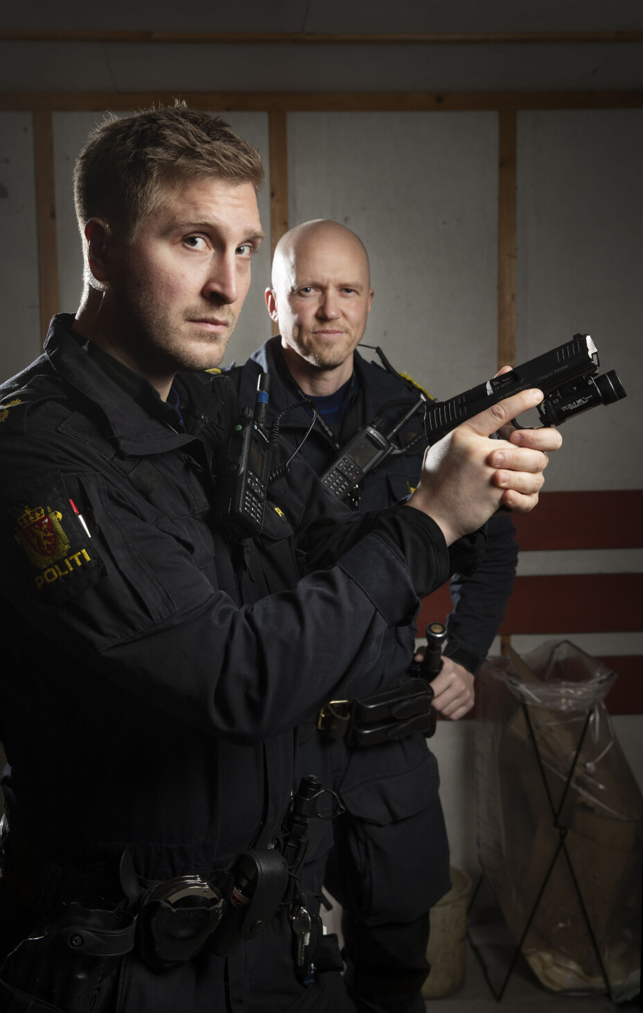 REAGERER: Både politibetjent Ole Andreas Nordrum og verneombud Halvar Johnsen ved Sandefjord politistasjonsdistrikt, frykter at politiets skyteferdigheter blir dårligere dersom Sør-Øst politidistrikt beslutter å legge ned to skytebaner i distriktet.