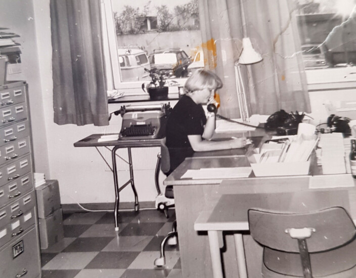DEN GANG DA: Her sitter Maj Nordskaug i telefonen på kontoret sitt i Victoria Terrasse i midten av 1970-tallet. Kartotekene er i bakgrunnen. DEN GANG DA: Her sitter Maj Nordskaug i telefonen på kontoret sitt i Victoria Terrasse i midten av 1970-tallet. Kartotekene er i bakgrunnen.