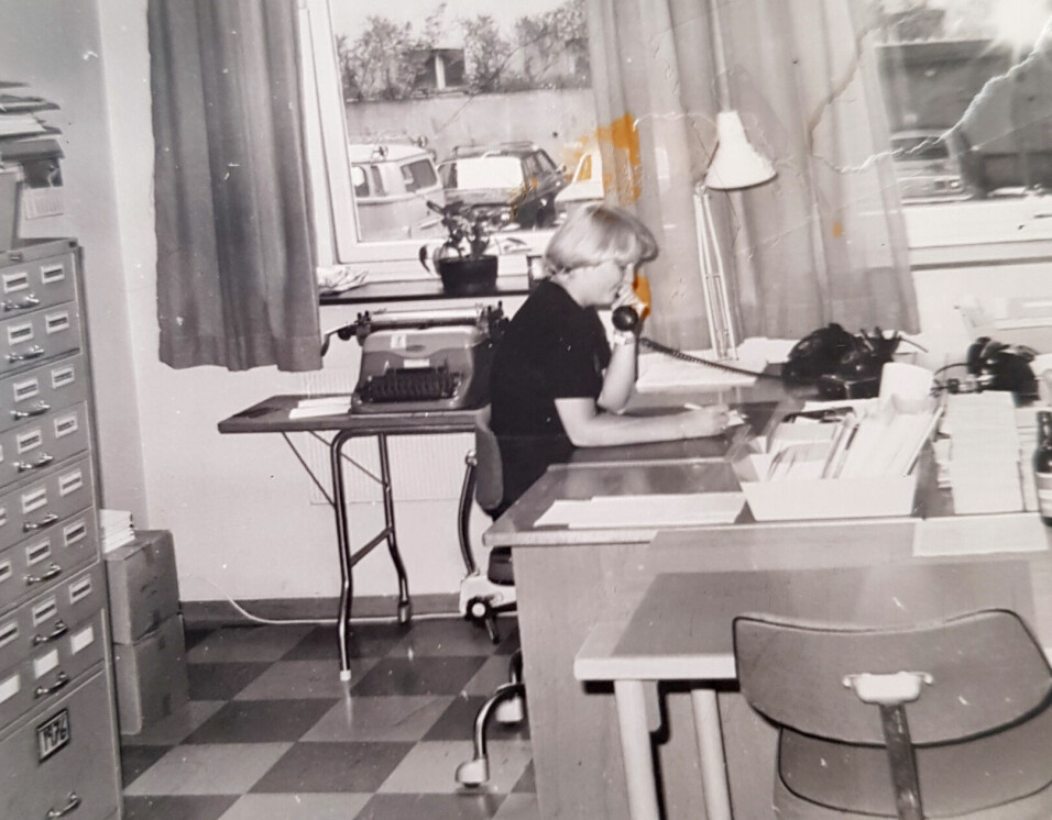 DEN GANG DA: Her sitter Maj Nordskaug i telefonen på kontoret sitt i Victoria Terrasse i midten av 1970-tallet. Kartotekene er i bakgrunnen.