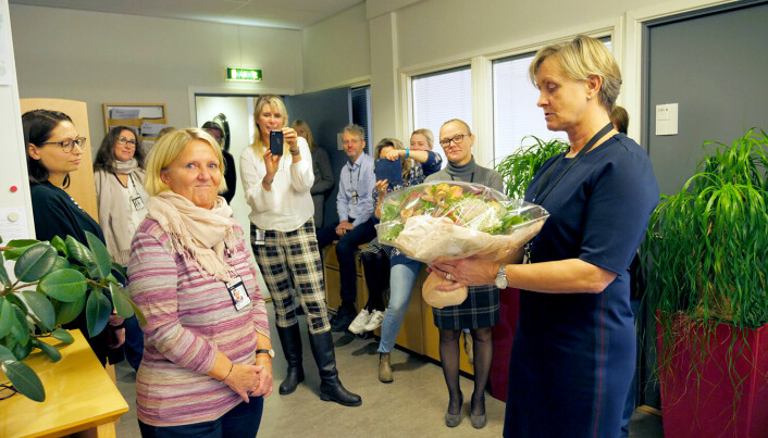 HEDRET: Etter 45 år som Kripos-ansatt, ble Maj Nordskaug overrakt blomster av Ingrid Dagestad, tidligere leder av internasjonal og fellesoperativ avdeling i Kripos.