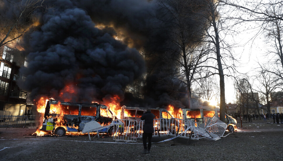 INFERNO: Det var politiet som var målet for motdemonstrantene under de voldsomme opptøyene i påsken - ikke koronabrenningen.