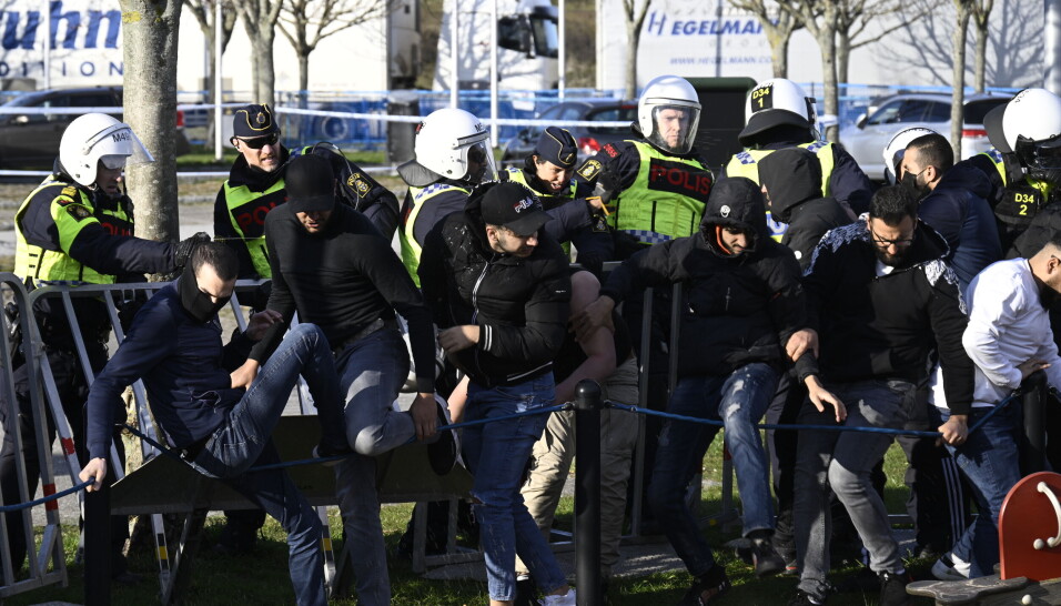 Motdemonstrantene gikk til angrep på politiet og forsøkte å ta seg over gjerdene.
