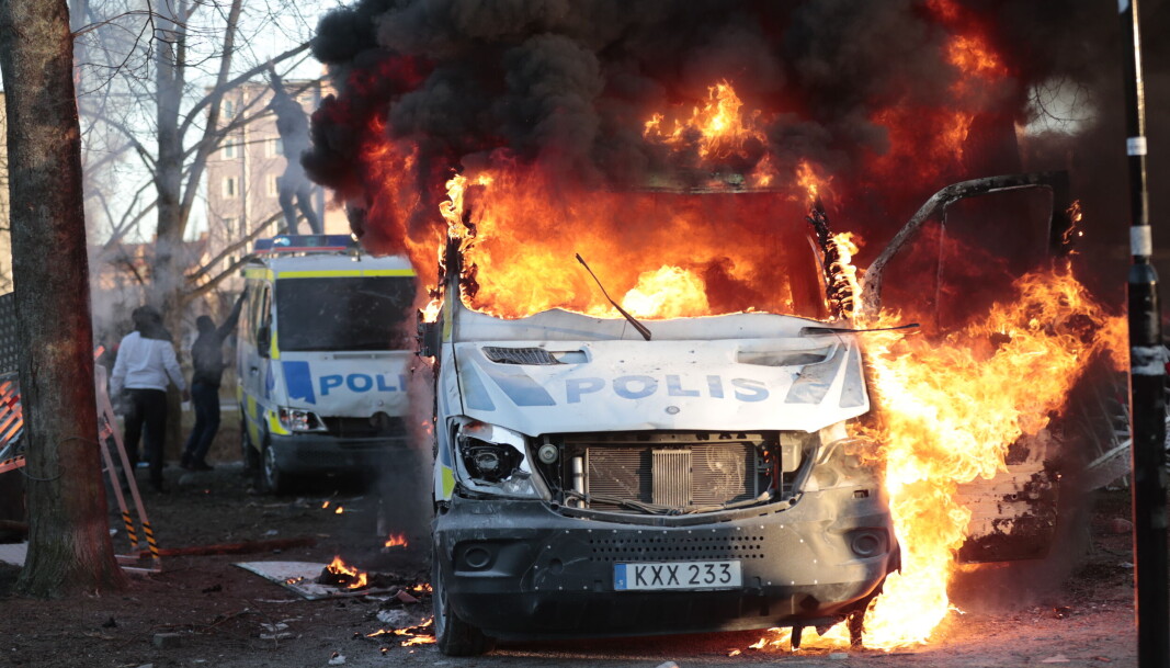 Motdemonstrantene satte fyr på politibiler. Disse ble totalskadd. Motdemonstrantene satte fyr på politibiler. Disse ble totalskadd.