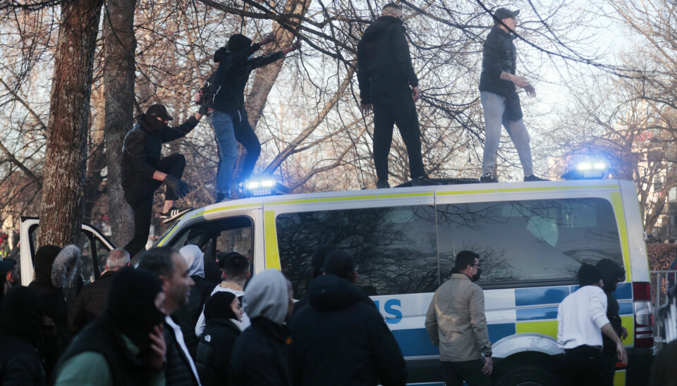MASSEANGREP: I Örebro ble politiet omringet av illsinte motdemostranter som etter hvert tok seg opp på politibilene.