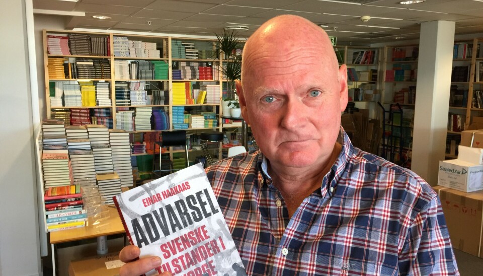 POLITIHAT: – På et plan er jeg redd for at vi kan få svenske tilstander i Norge. Når det gjelder de kriminelle gjengene har vi de samme strukturene her som i Sverige. Du ser også at de kriminelle gjengene i Norge bygger opp et hat mot politiet, som en slags hovedfiende, sier forfatter Einar Haakaas.