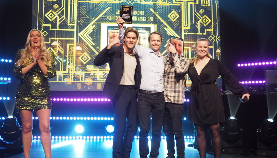 Politiforum og designerne i Mediamania på scenen under medieprisutdelingen. Prisutdeler Trine Ohrberg til venstre, deretter designer Benjamin Gjerde, redaktør Erik Inderhaug, designer Øyvind Kristiansen (bak vinnercoveret) og designer Vilje Nordby. Politiforum og designerne i Mediamania på scenen under medieprisutdelingen. Prisutdeler Trine Ohrberg til venstre, deretter designer Benjamin Gjerde, redaktør Erik Inderhaug, designer Øyvind Kristiansen (bak vinnercoveret) og designer Vilje Nordby.