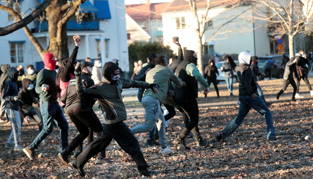Motprotestanter kaster stein mot svensk politi, i Ørebro i Sverige i påsken.