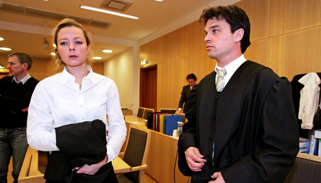 I RETTEN: Hedvig Moe som førstestatsadvokat i innsidesaken mot tidligere P4-sjef Rune Brynhildsen i 2007. Til høyre står politiadvokat Hans Christian Koss.