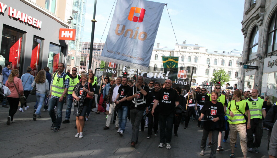 Slik så det ut da Unio stat og Politiets Fellesforbund gikk i streiketog oppover Karl Johans gate i Oslo våren 2012.
