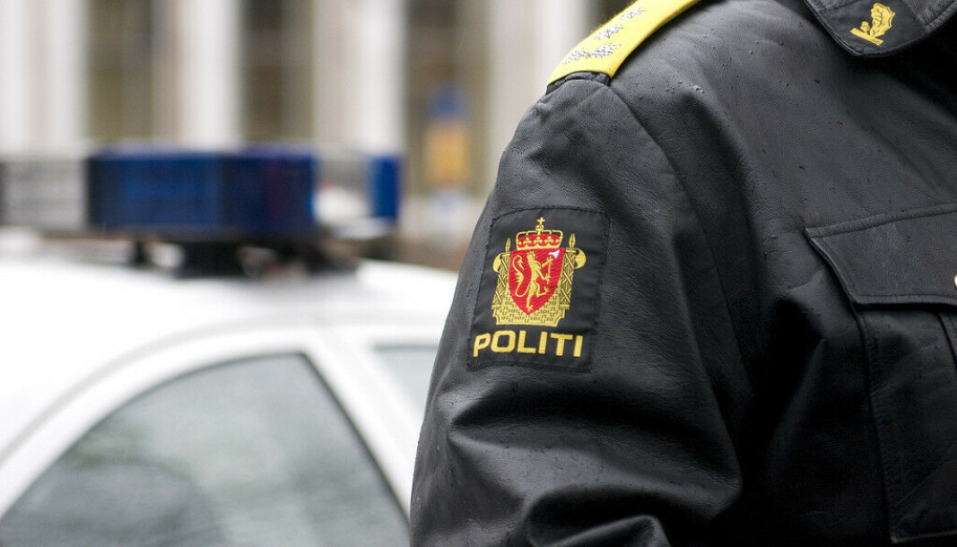 Politiets heraldiske våpen pryder politiets uniform. Politiets heraldiske våpen pryder politiets uniform.