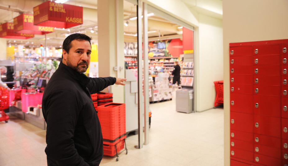 Politimann Rigoberto Villarroel var tilfeldigvis på stedet, og havnet midt i dramaet på butikken i Kongsberg, da gjerningspersonen skjøt på personer med pil og bue. Politimann Rigoberto Villarroel var tilfeldigvis på stedet, og havnet midt i dramaet på butikken i Kongsberg, da gjerningspersonen skjøt på personer med pil og bue.